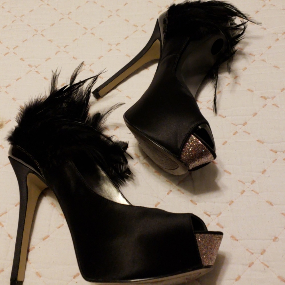 Beautiful feather heeled pump